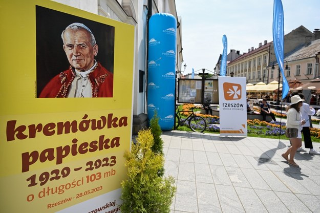 Wielką papieską kremówkę przygotowano w Rzeszowie już po raz czternasty. /Darek Delmanowicz /PAP