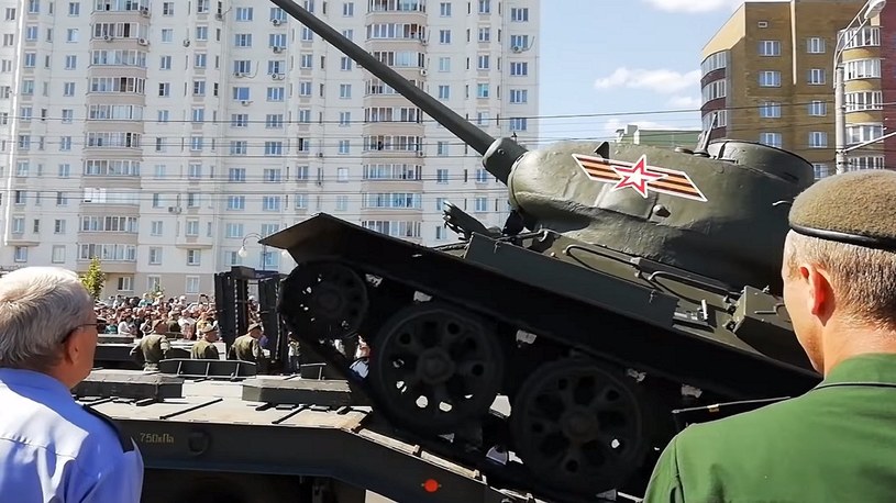 Wielka parada wojskowa w Rosji zakończona klapą. Zabytkowy czołg spadł z lawety /Geekweek