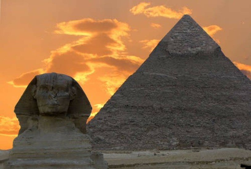 Wielka Piramida znajduje się w Egipcie na płaskowyżu w Gizie. Według oficjalnej wiedzy została zbudowana w okresie Starego Państwa ok. 2560 lat p.n.e. z przeznaczeniem na grobowiec faraona Cheopsa. W egiptologii przyjmuje się, że czas budowy wynosił ok. 20 lat.