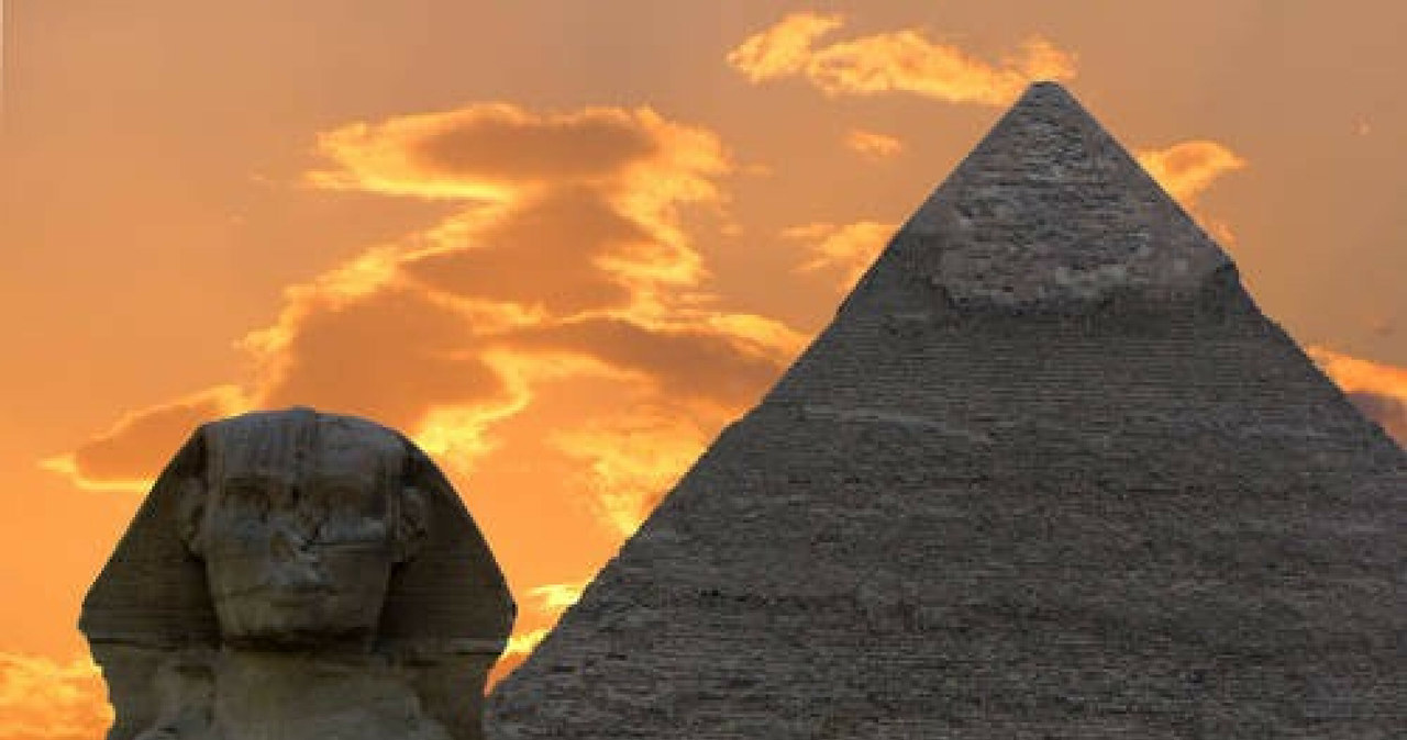 Wielka Piramida znajduje się w Egipcie na płaskowyżu w Gizie. Według oficjalnej wiedzy została zbudowana w okresie Starego Państwa ok. 2560 lat p.n.e. z przeznaczeniem na grobowiec faraona Cheopsa. W egiptologii przyjmuje się, że czas budowy wynosił ok. 20 lat.