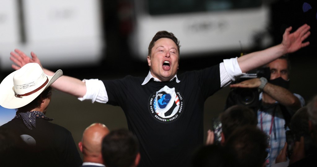 Wielka radość Elona Muska tuż po udanym starcie rakiety Falcon 9 z Crew Dragon - 30 maja 2020 r. /AFP