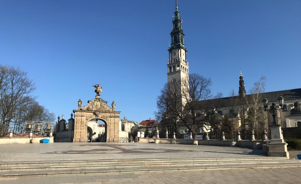 Wielka Sobota na Jasnej Górze. Pustki zamiast tłumów, pojedynczy wierni w maseczkach