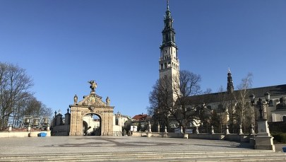 Wielka Sobota na Jasnej Górze. Pustki zamiast tłumów, pojedynczy wierni w maseczkach