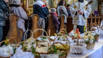 Wielka Sobota - poświęcenie ognia i wody i odnowienie przyrzeczeń chrzcielnych