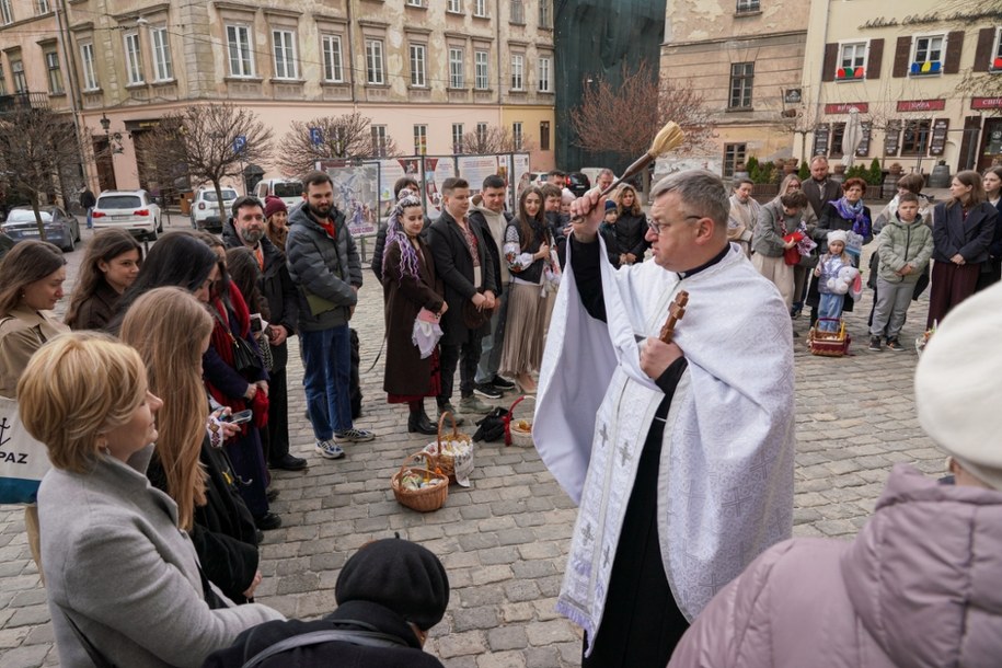Wielka Sobota w tradycji wschodniej. O. Jurij święci pokarmy przy murach greckokatolickiej cerkwi Najświętszej Eucharystii we Lwowie /Vitaliy Hrabar /AFP/PAP/EPA