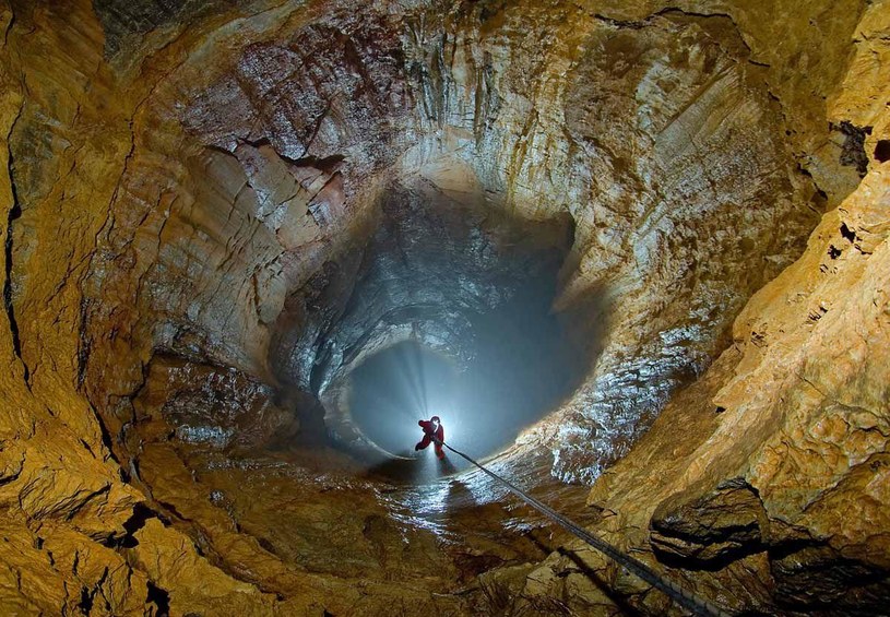 Wielka Studnia w Jaskini Wielka Śnieżna /Państwowy Instytut Geologiczny - Państwowy Instytut Badawczy, Jan Kućmierz /Wikipedia