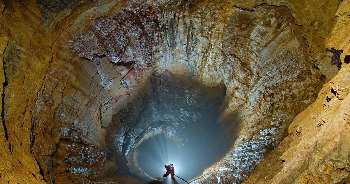 Wielka Studnia w Jaskini Wielka Śnieżna /Państwowy Instytut Geologiczny - Państwowy Instytut Badawczy, Jan Kućmierz /Wikipedia