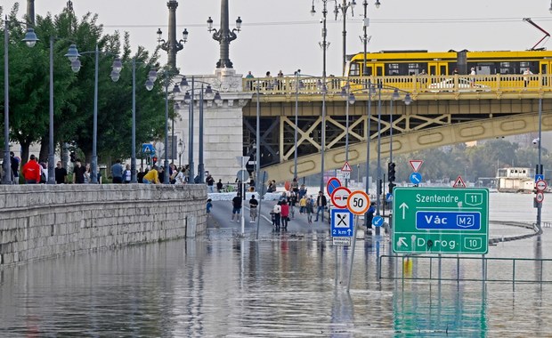 Wielka woda na Węgrzech. Budapeszt czeka na falę kulminacyjną na Dunaju