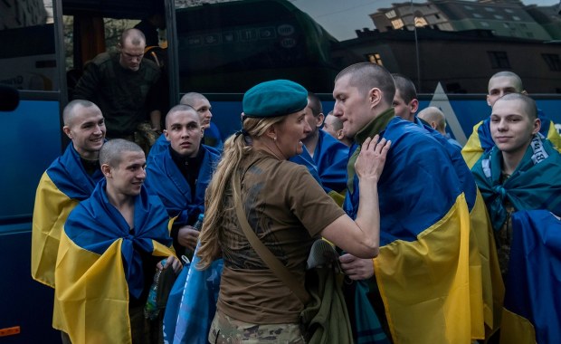 Wielka wymiana jeńców. Obrońcy Mariupola wrócili do domu