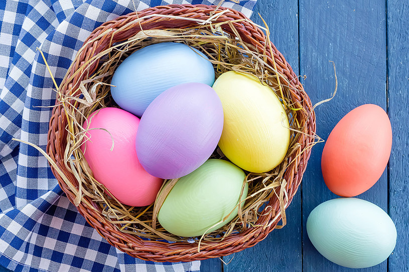 Wielkanocne jaja można zabarwić w prosty, tani i naturalny sposób /123RF/PICSEL