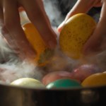 Wielkanocne jajka jak z TikToka. Te sposoby dekorowania podbijają internet