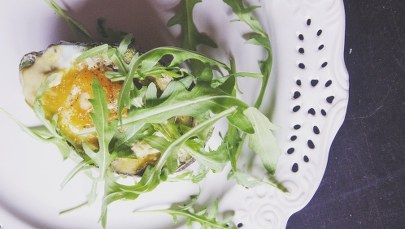 Wielkanocne przepisy: Jajka zapiekane w awokado, z chrzanowym koglem moglem