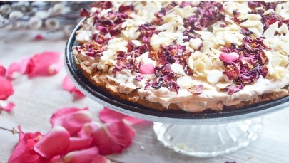 Wielkanocne przepisy: Mazurek różany z płatkami migdałów 