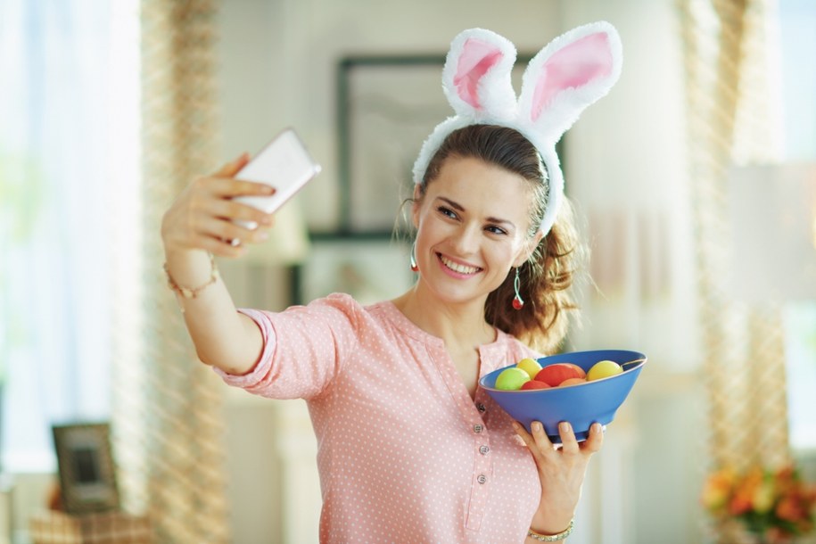 Wielkanocne życzenia: Kartka, SMS czy e-mail? Jak dziś dzielimy się świątecznymi pozdrowieniami /Shutterstock