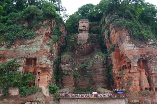 Wielki Budda z Leshan na zdjęciu archiwalnym /foto. pixabay /