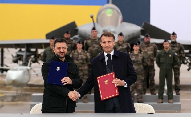 "Wielki dzień" dla Francji i Ukrainy. Podpis na płycie lotniska