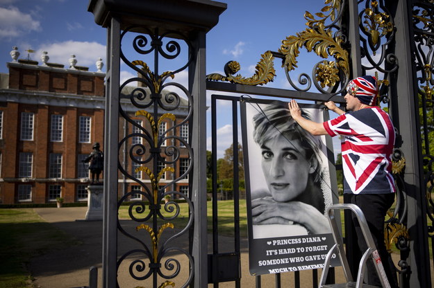 Wielki fan księżnej Diany John Loughrey wiesza jej portret na bramie Pałacu Kensington /Tolga Akmen /PAP/EPA