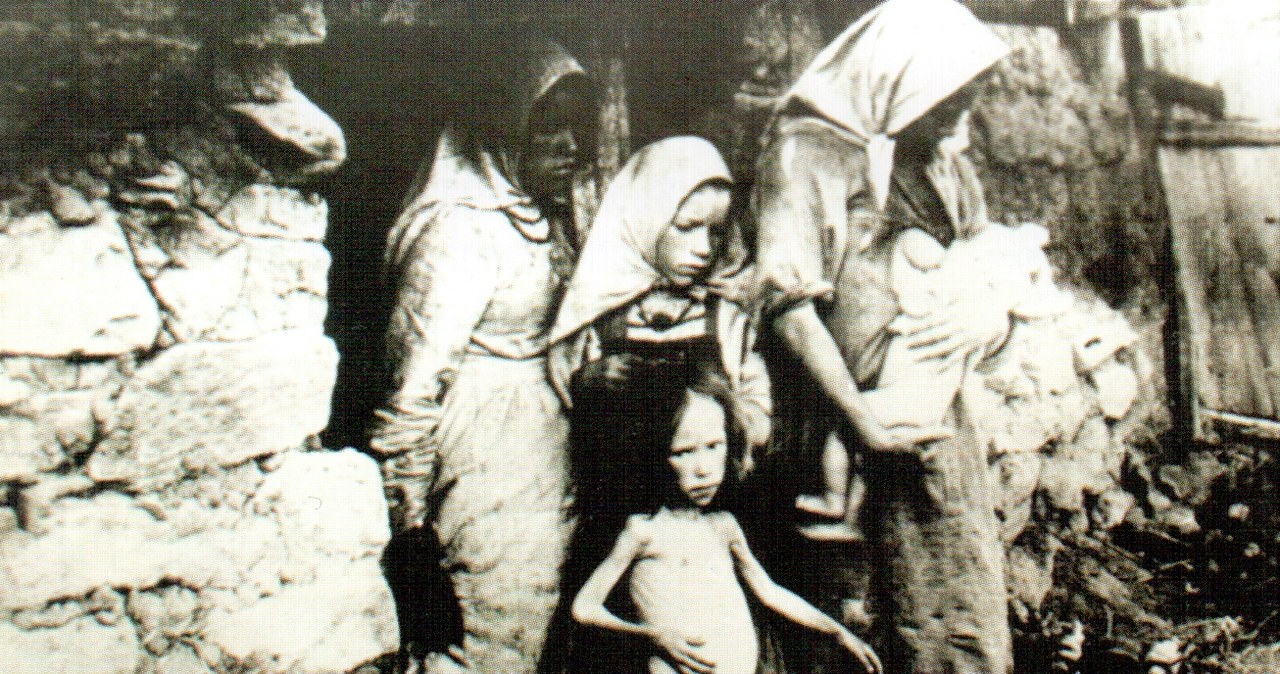 Wielki Głód na Ukrainie. Na pierwszym planie dziewczynka z brzuszkiem wzdętym z głodu /Domena publiczna /INTERIA.PL/materiały prasowe