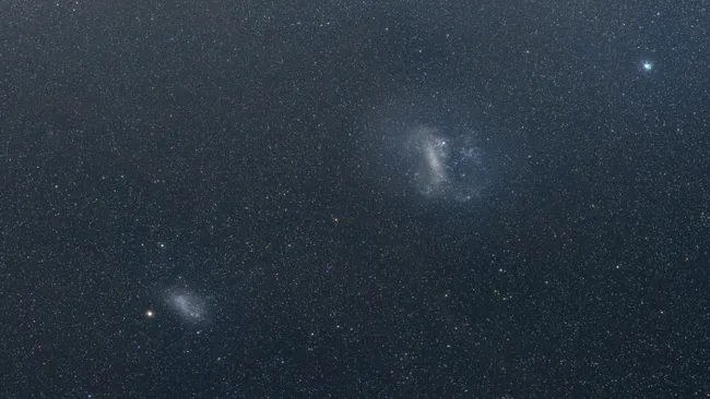 Wielki i Mały Obłok Magellana widoczne są na południowym niebie Ziemi /Axel Mellinger, Central Michigan University/NASA Visualization Studio /materiał zewnętrzny