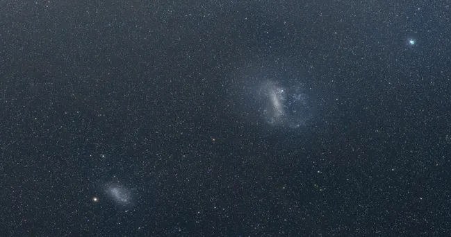 Wielki i Mały Obłok Magellana widoczne są na południowym niebie Ziemi /Axel Mellinger, Central Michigan University/NASA Visualization Studio /materiał zewnętrzny