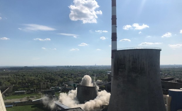 Wielki komin znika w kilka sekund. Kontrolowany wybuch w Śląskiem [WIDEO]
