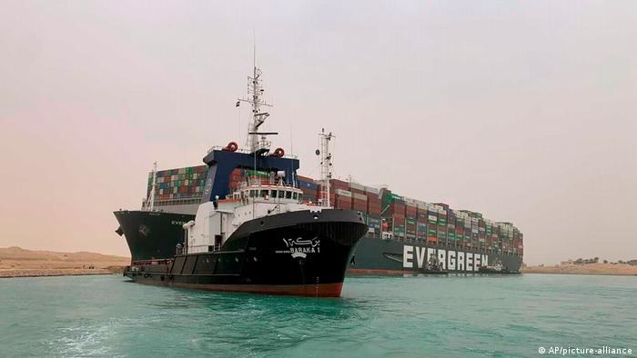 Wielki kontenerowiec ugrzązł w Kanałe Sueskim. Może to mieć skutki dla łańcucha dostaw na całym świecie /Deutsche Welle