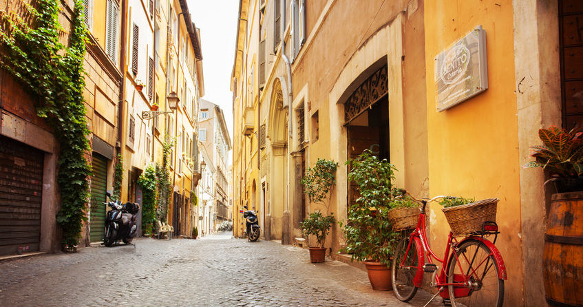 Wielki kryzys we włoskiej branży turystycznej. Na zdj. opustoszała uliczka w Rzymie /123RF/PICSEL