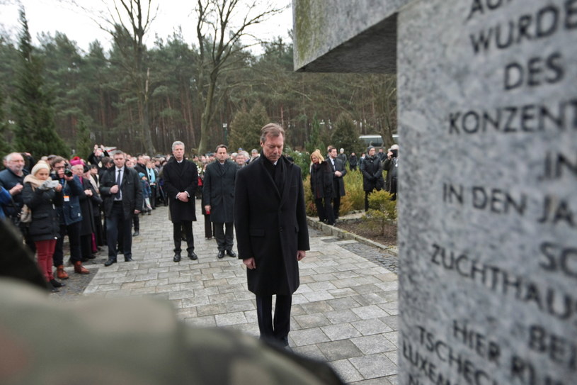 Wielki książę Luksemburga Henryk składa kwiaty przed pomnikiem na cmentarzu Ofiar Obozu Sonnenburg w Słońsku /Lech Muszyński /PAP