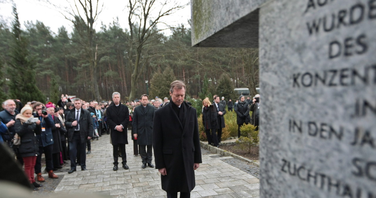 Wielki książę Luksemburga Henryk składa kwiaty przed pomnikiem na cmentarzu Ofiar Obozu Sonnenburg w Słońsku /Lech Muszyński /PAP