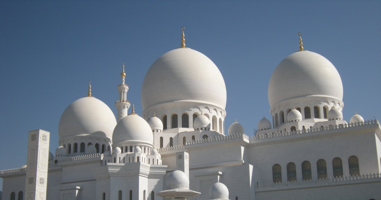 Wielki Meczet Szejka Zajida to jeden z największych meczetów na świecie. Znajduje się w Abu Zabi. /Pixel