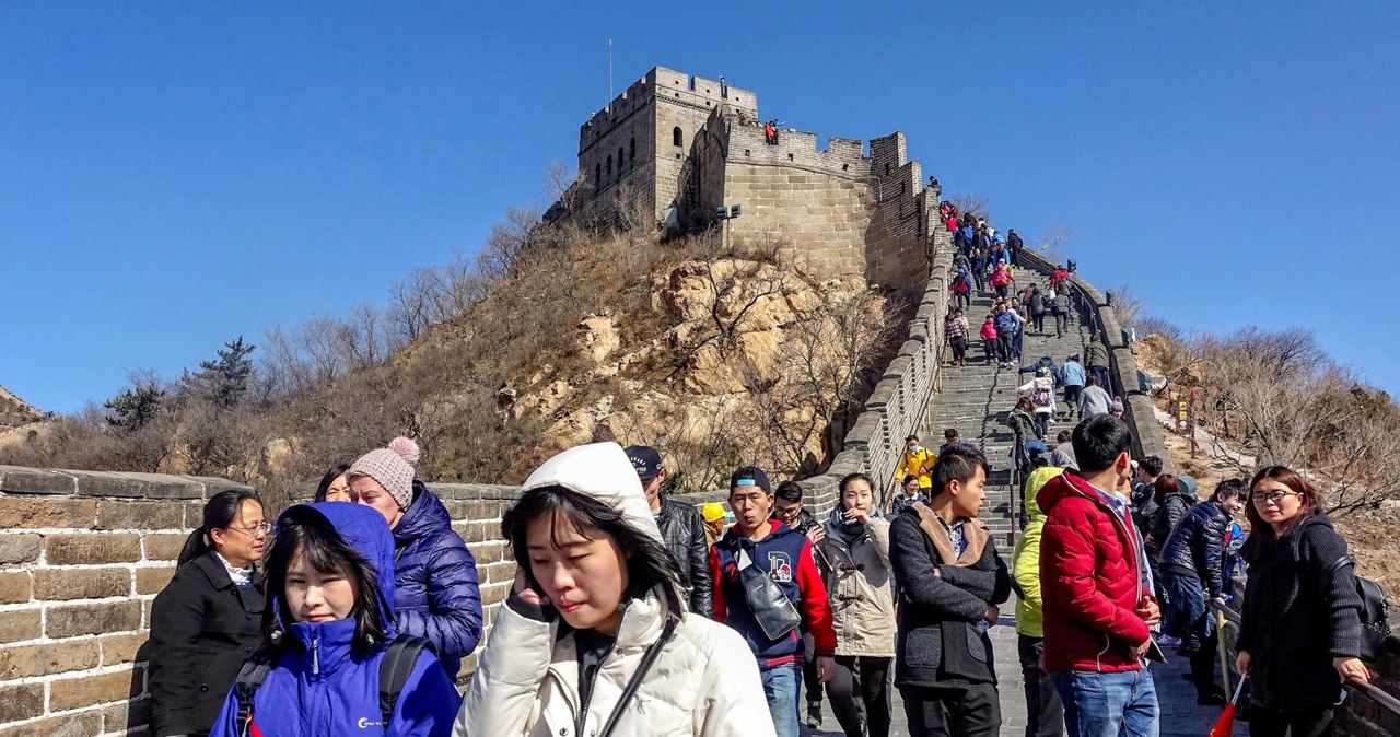 Wielki Mur Chiński - w rzeczywistości jest chętnie odwiedzanym miejscem /123RF/PICSEL