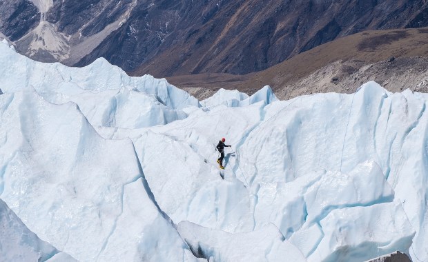 "​Wielki na 30 metrów i niestabilny". Droga na Mount Everest zablokowana