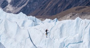 "​Wielki na 30 metrów i niestabilny". Droga na Mount Everest zablokowana