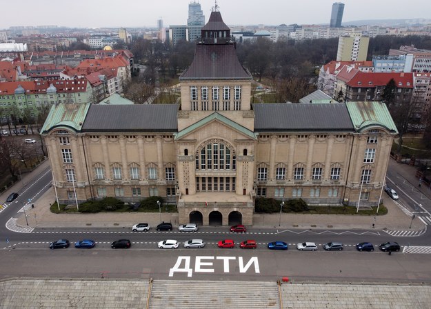 Wielki napis "Dzieci" w języku rosyjskim przed Teatrem Współczesnym w Szczecinie / 	Marcin Bielecki    /PAP