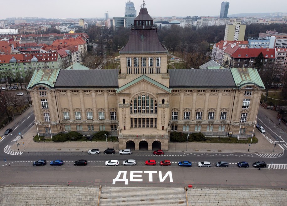 Wielki napis "Dzieci" w języku rosyjskim przed Teatrem Współczesnym w Szczecinie / 	Marcin Bielecki    /PAP