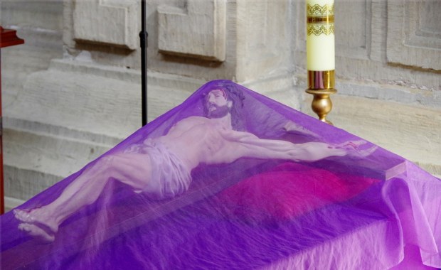 Wielki Piątek 2025. Kto będzie pracować, a kto odpoczywać?