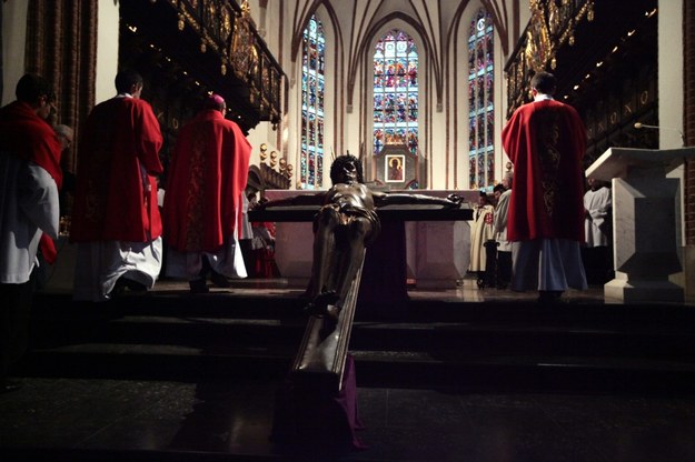 Wielki Piątek jest dniem upamiętniającym mękę i śmierć Chrystusa na krzyżu /Tomasz Gzell /PAP