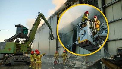 Wielki pożar hali na Kaszubach opanowany. Trwają poszukiwania strażaka