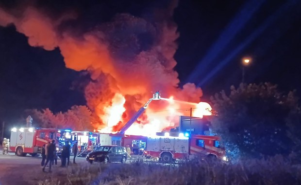 Wielki pożar hali produkcyjnej w Czeladzi. Ogień opanowany