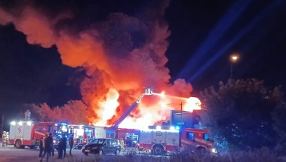 Wielki pożar hali produkcyjnej w Czeladzi. Ogień opanowany