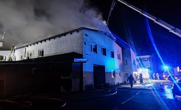 Wielki pożar hali zakładu meblarskiego