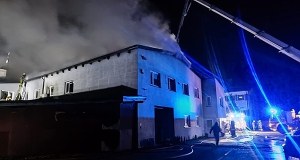 Wielki pożar hali zakładu meblarskiego