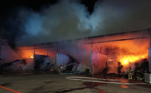 Wielki pożar odpadów w Śląskiem. Walka z żywiołem trwała całą noc