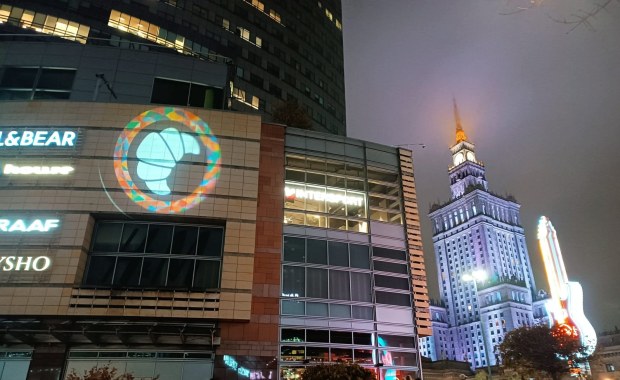 Wielki rogal świętomarciński jak hologram Batmana w kilku miastach