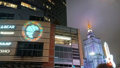 Wielki rogal świętomarciński jak hologram Batmana w kilku miastach