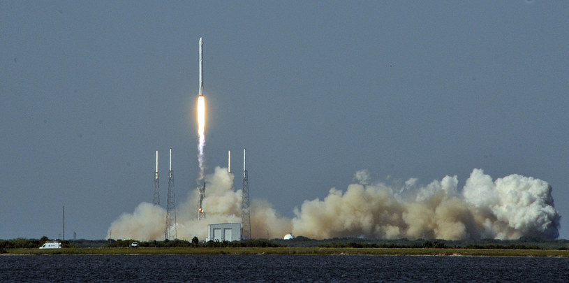 Wielki sukces SpaceX - rakieta Falcon 9 wylądowała na pływającej platformie /AFP