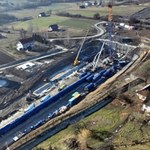 Wielki TBM wydrąży najdłuższy tunel kolejowy w Polsce. Na miejscu ogromny dźwig