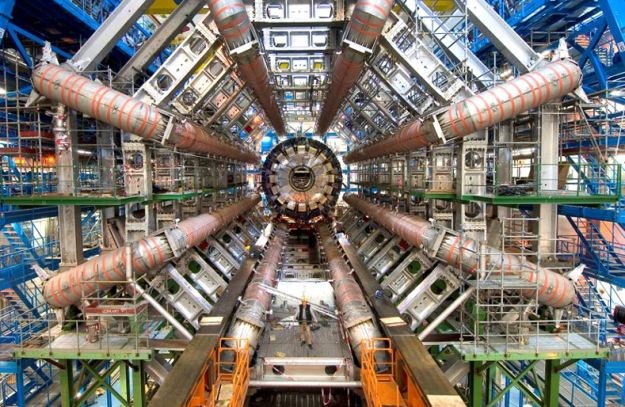 Wielki Zderzacz Hadronów to kompletny wehikuł czasu /AFP