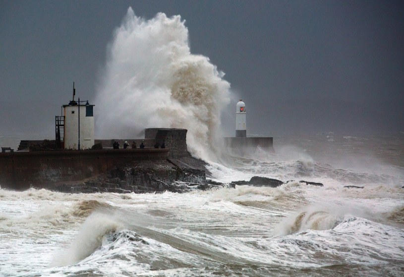 Wielkie fale u wybrzeża na południu Walii /GEOFF CADDICK /AFP