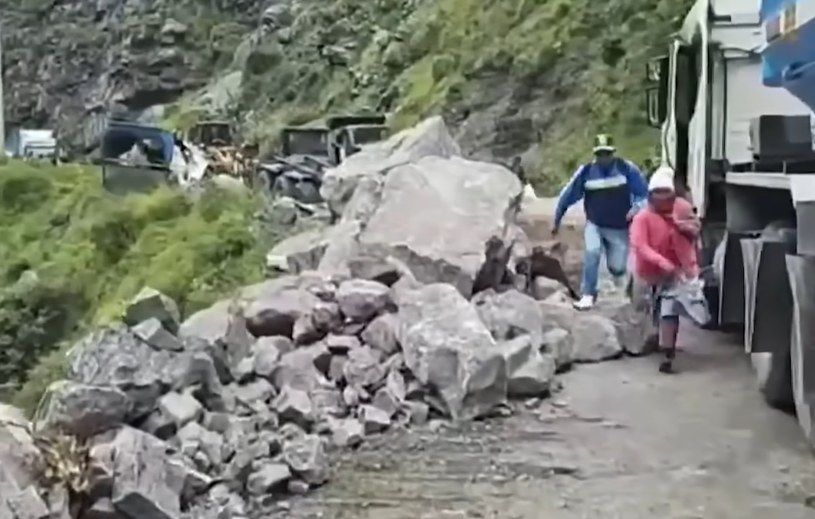 Wielkie głazy spadły na samochody jadące górską drogą /YouTube/ La República - LR+ /